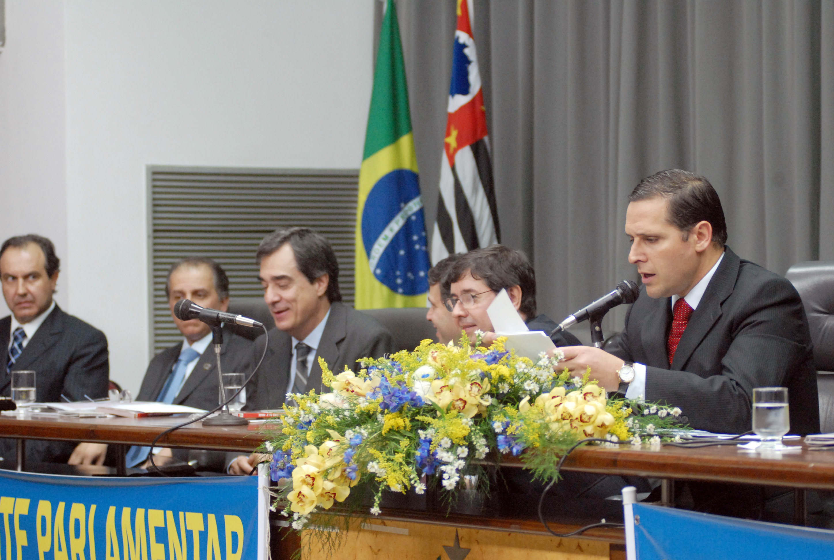 Segundo Capez, as atividades da frente devero incluir parcerias com a iniciativa privada que garantam melhores condies de vida aos idosos<a style='float:right;color:#ccc' href='https://www3.al.sp.gov.br/repositorio/noticia/03-2008/Idosos mmy (9).jpg' target=_blank><i class='bi bi-zoom-in'></i> Clique para ver a imagem </a>